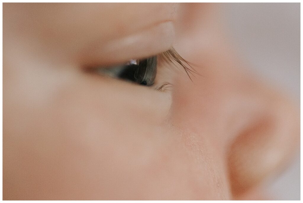 macro newborn photo of lashes
