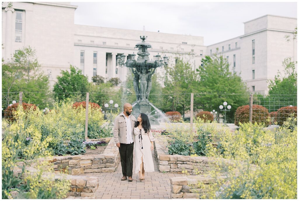 maternity photos in DC by the Bartholdi Fountain